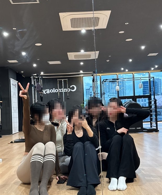 교육 과정 수강생 단체 기념 촬영